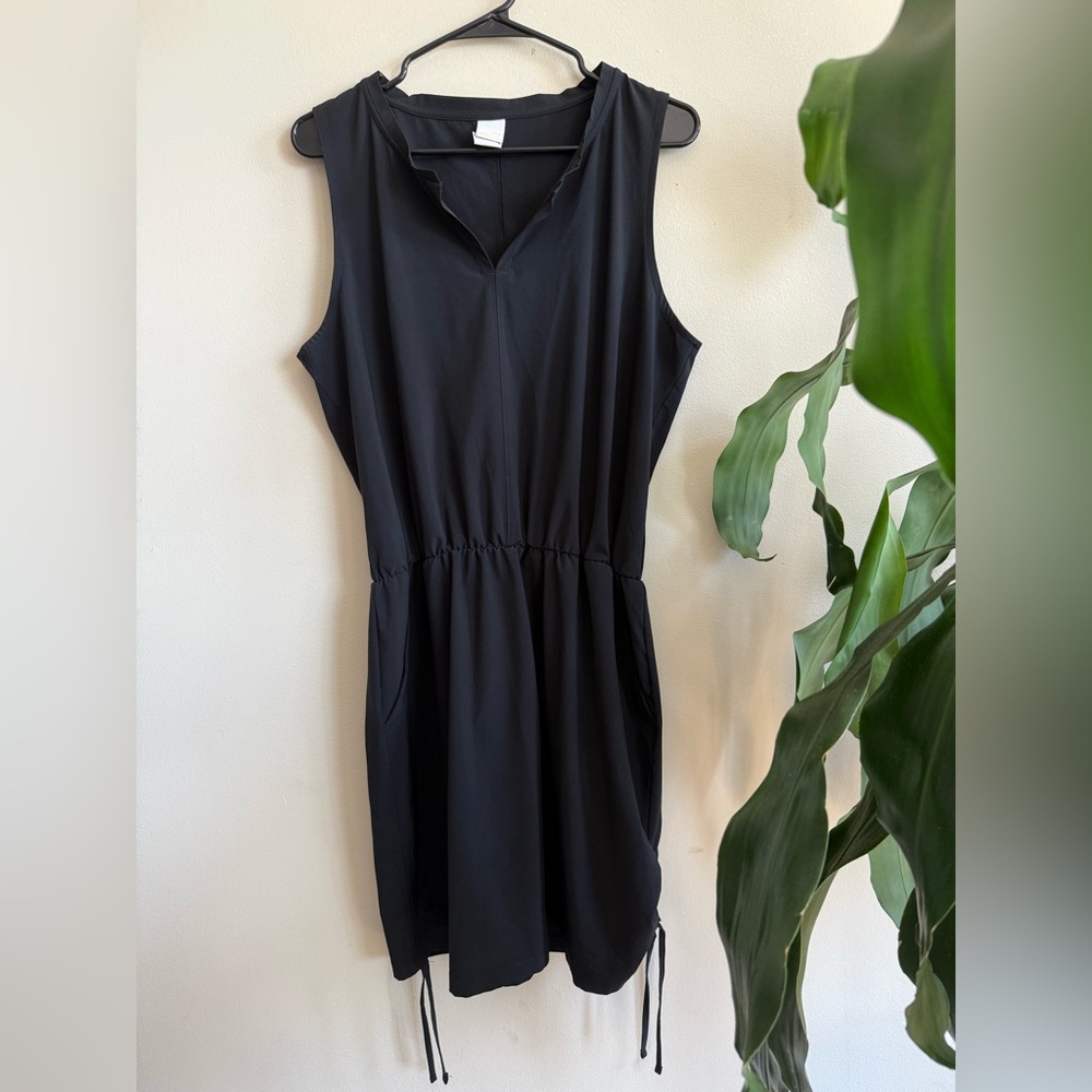 lolë - sleeveless v-neck midi dress